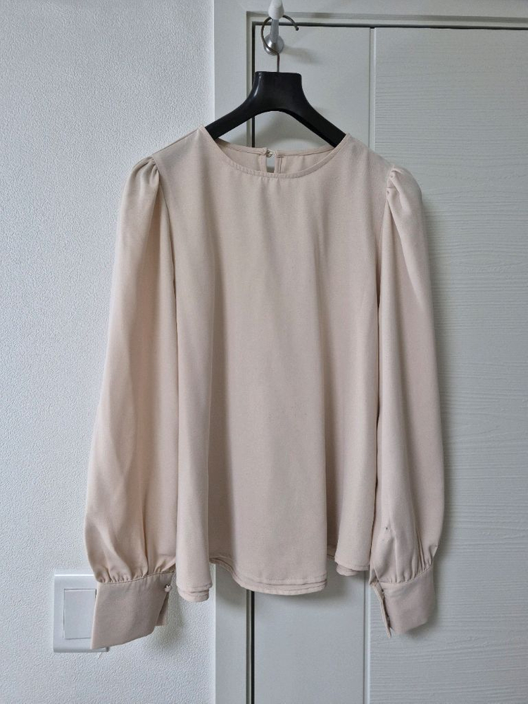 아이보리 색상의 퍼프 블라우스입니다55 이미지