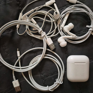 애플 에어팟 2세대 8핀 충전선 무선 이어폰 유선 이어폰 정상 작동 얼룩 있음 변환 젠더 증정 이미지