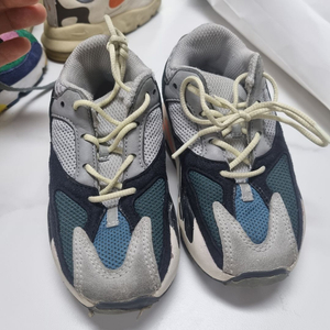 나이키 x 트래비스 스캇 에어맥스 270 리액트 캑터스 트레일, 이지 부스트 700 웨이브 러너 솔리드 그레이 외