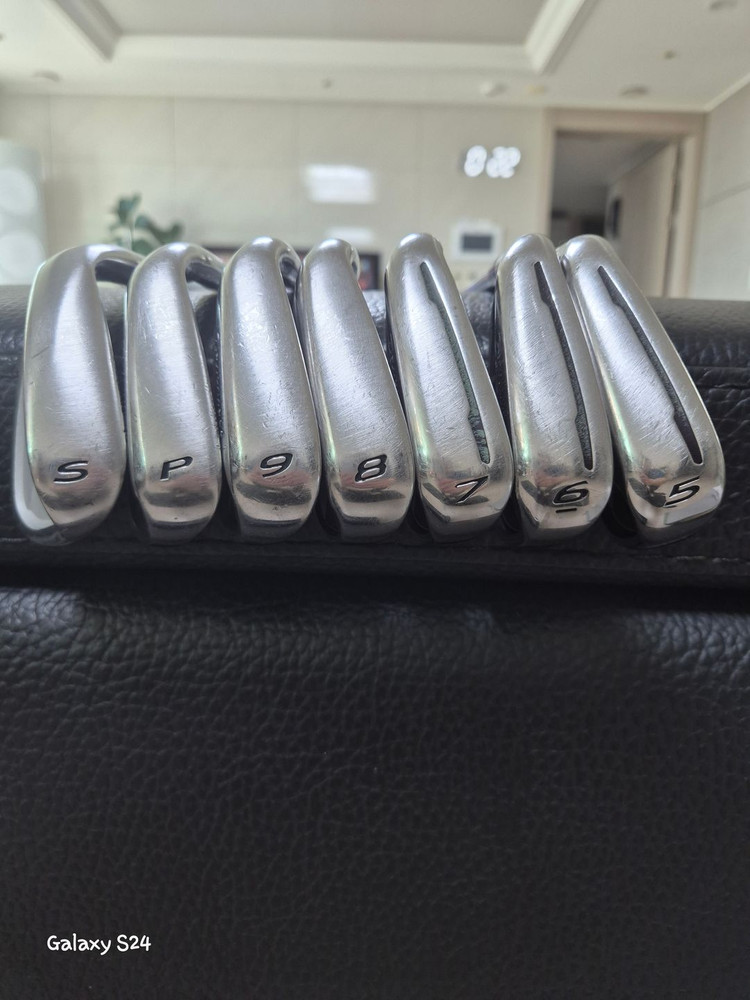테일러메이드 올뉴 m2 좌타아이언 세트입니다 이미지