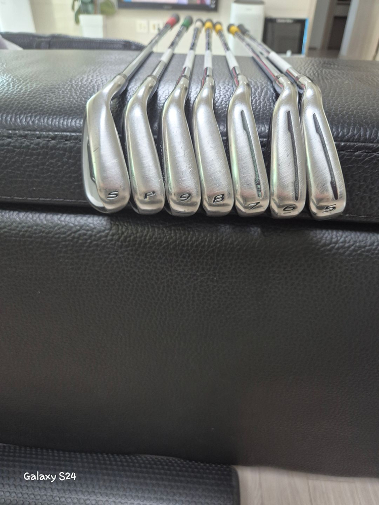 테일러메이드 올뉴 m2 좌타아이언 세트입니다 이미지