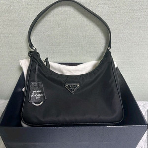프라다 리에디션 2005 사피아노 트리밍 리나일론 호보백 이미지