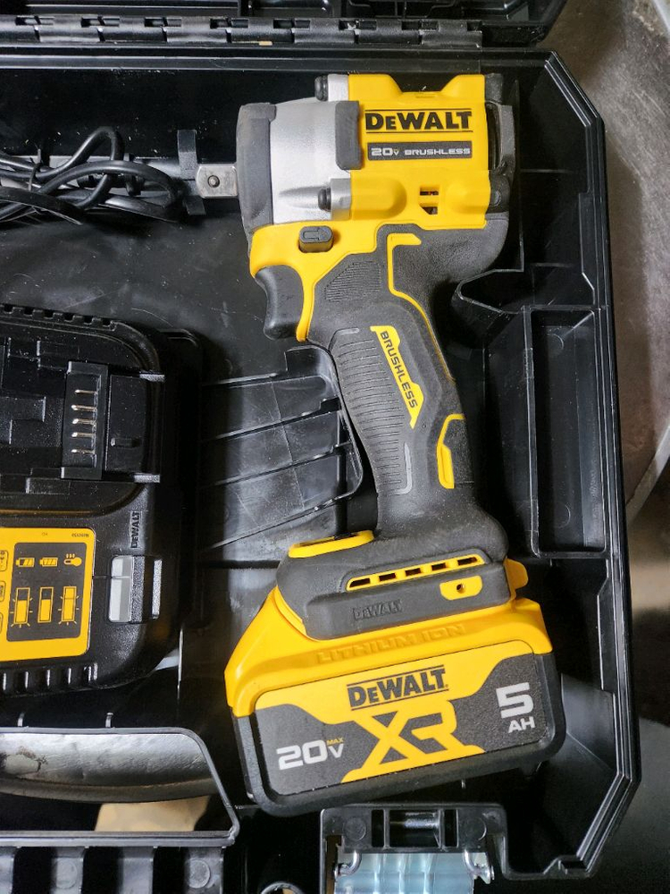 디월트 20v 충전임팩렌치 DCF922 A급 팝니다--1