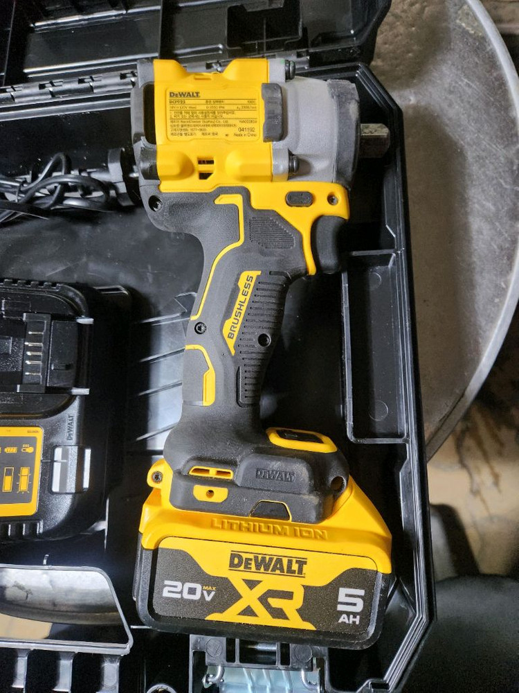 디월트 20v 충전임팩렌치 DCF922 A급 팝니다--2