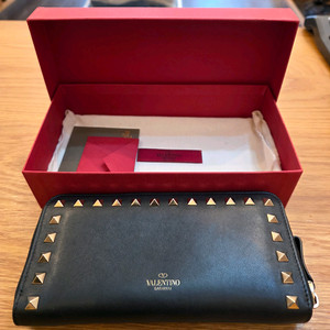 [새상품급] 발렌티노 락스터드 블랙 장지갑