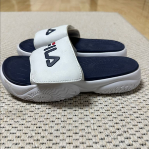 휠라 남녀공용 테이퍼 슬리퍼 실내화 화이트 블루 S급 사이즈 250팝니다