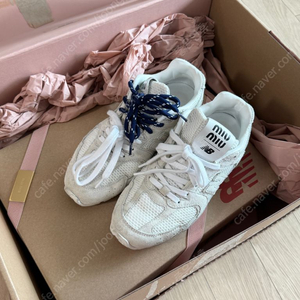 미우미우 뉴발란스 스웨이드 및 메쉬 스니커즈