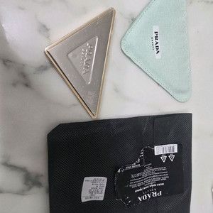 프라다 뷰티 삼각 거울 골드 접이식 고급진거울