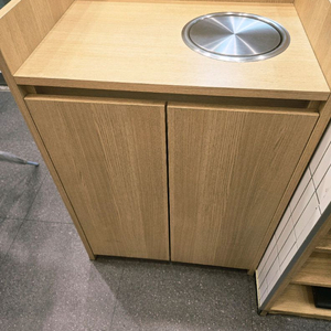 카페 음식점 혹은 사무실 서비스 테이블 또는 셀프바 하부장 (쓰레기 버리는곳 + 수납)