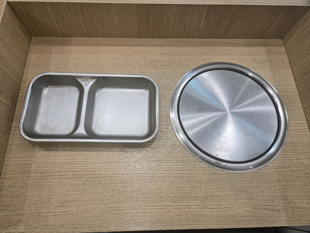 카페 음식점 혹은 사무실 서비스 테이블 또는 셀프바 하부장 (쓰레기 버리는곳 + 수납)--2