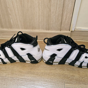 나이키 에어 모어 업템포 흰검 275mm