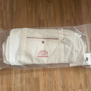 판매완료) 새상품) 25 스타벅스 라코스테 멀티플백 아이보리 썸머 프리퀀시 스벅 콜라보 가방