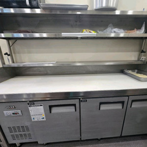 유니크 업소용 테이블 냉장고 3도어 냉장테이블 + 위생도마+ 상단 2단 선반 포함