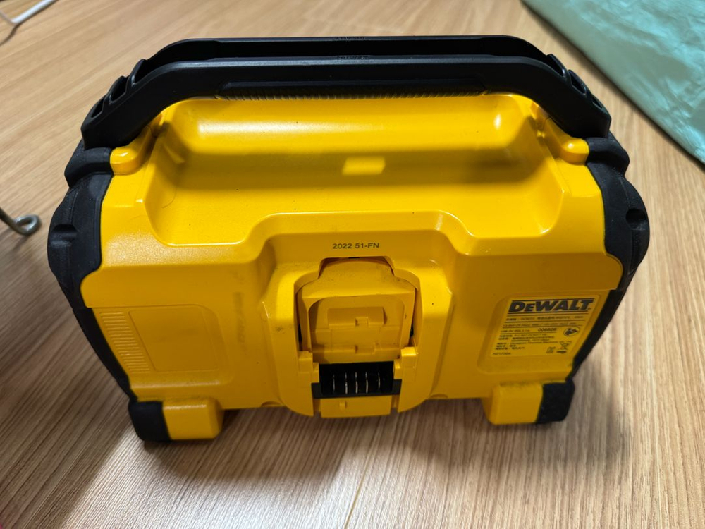 디월트 블루투스 스피커 이미지