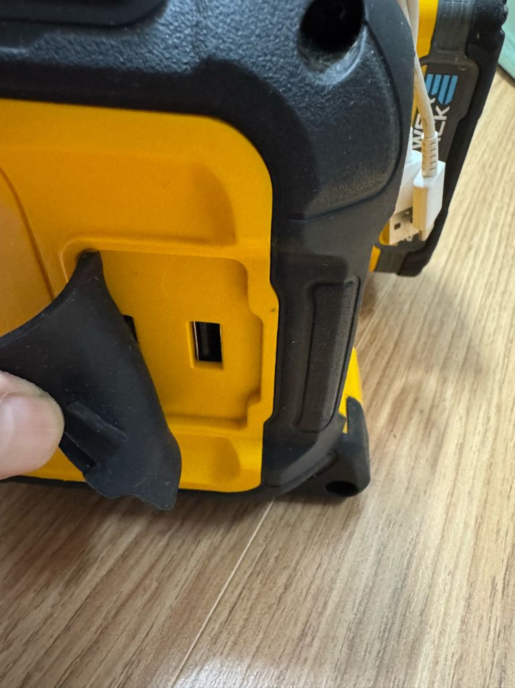 디월트 블루투스 스피커 이미지