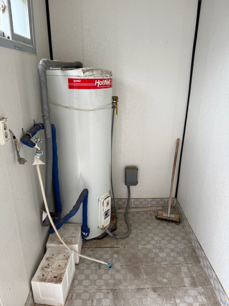 3m x 3m 샤워장 컨테이너(200L 온수기, 샤워기 3개)--1