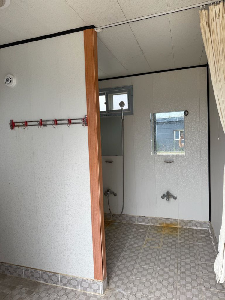 3m x 3m 샤워장 컨테이너(200L 온수기, 샤워기 3개)--3