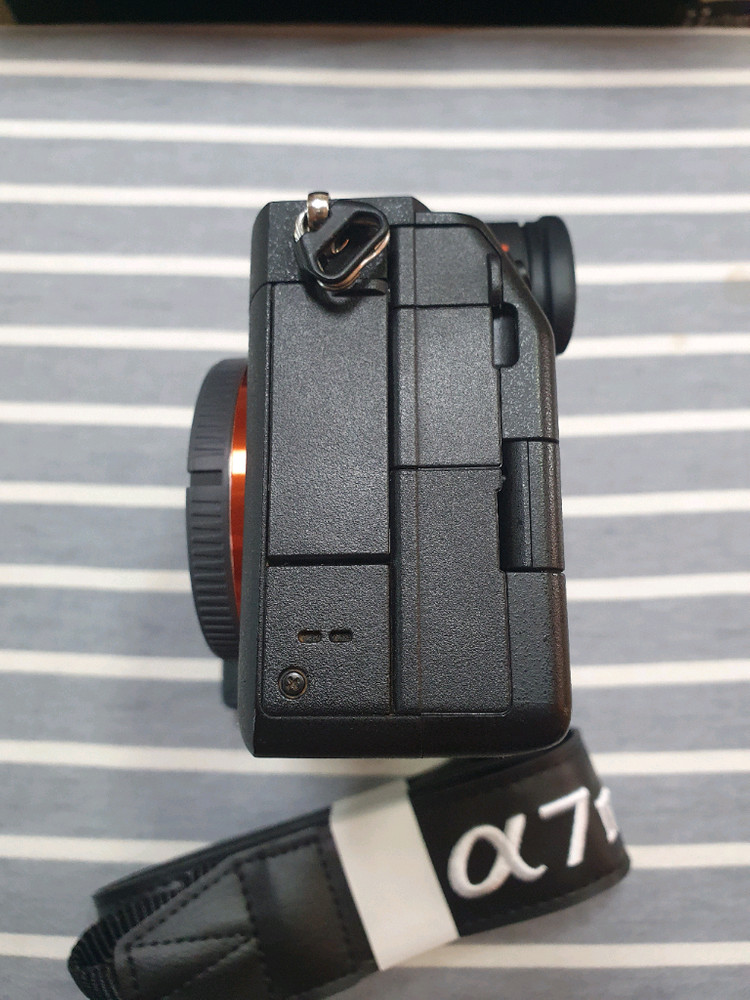 소니 A7M4 팝니다.--2