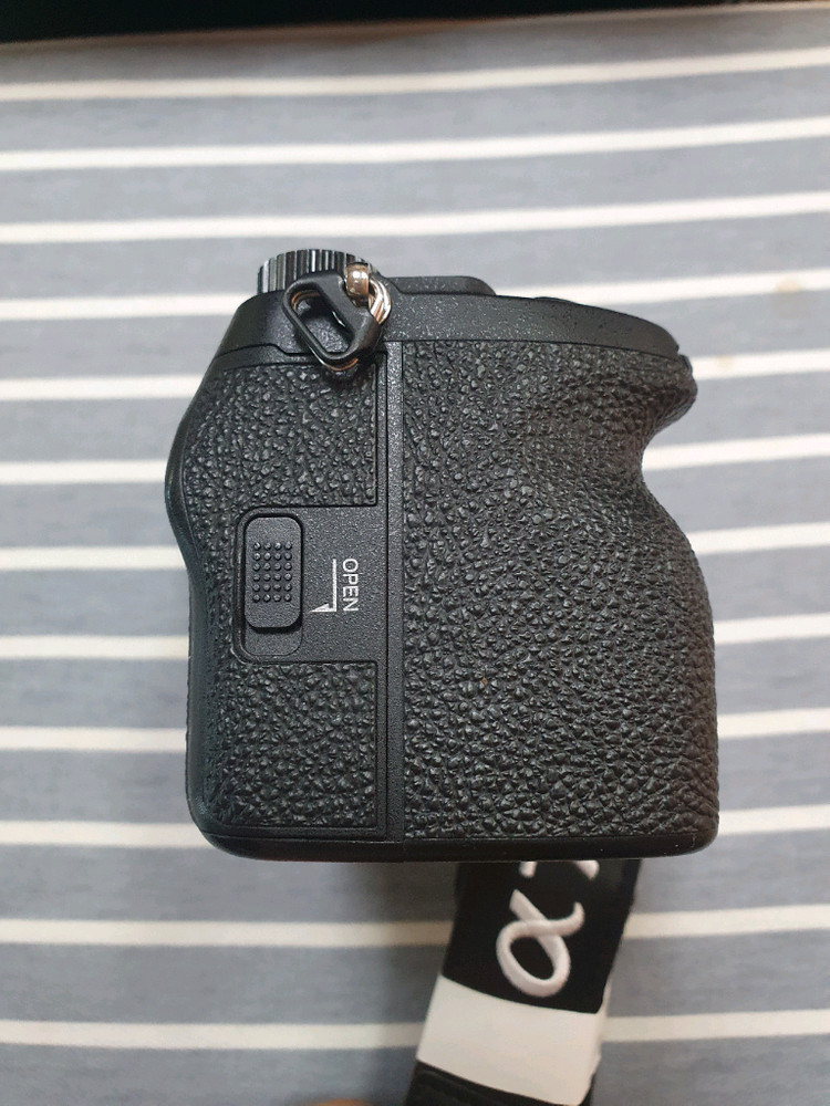 소니 A7M4 팝니다.--3