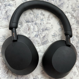 소니 WH-1000XM5 헤드셋 블랙 색상입니다