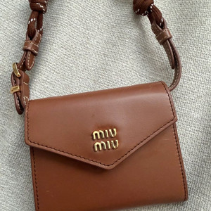 미우미우 가죽 숄더 지갑 카드지갑