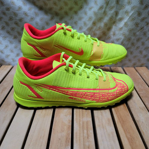 나이키 풋살화 머큐리얼 베이퍼 14 260 이미지