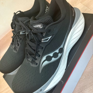 써코니 트라이엄프22 실착3회 10k미만 사이즈280