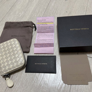 보테가베네타 지퍼카드지갑(정품) 이쁜크림컬러 남녀공용