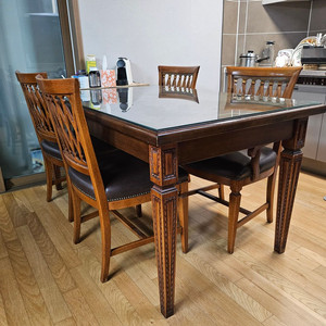 AR.VE(모빌리 아르베) 6인용 원목 식탁 & 의자 4개 / 15만 (용달 지원x, 직거래만 가능, 중구 신당동)