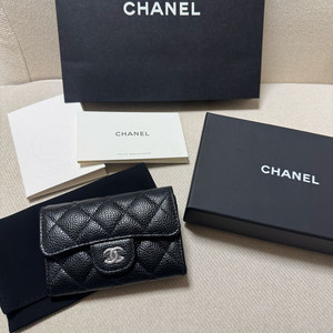 샤넬 클래식 똑딱이 카드지갑 은장 내장칩 새제품