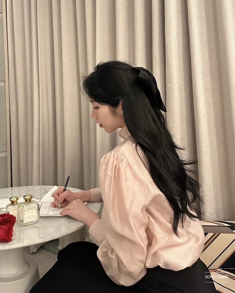 유어네임히어 앤모어 시어 블라우스 가녀린--2