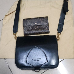 버버리 통가죽 플랩 크로스백