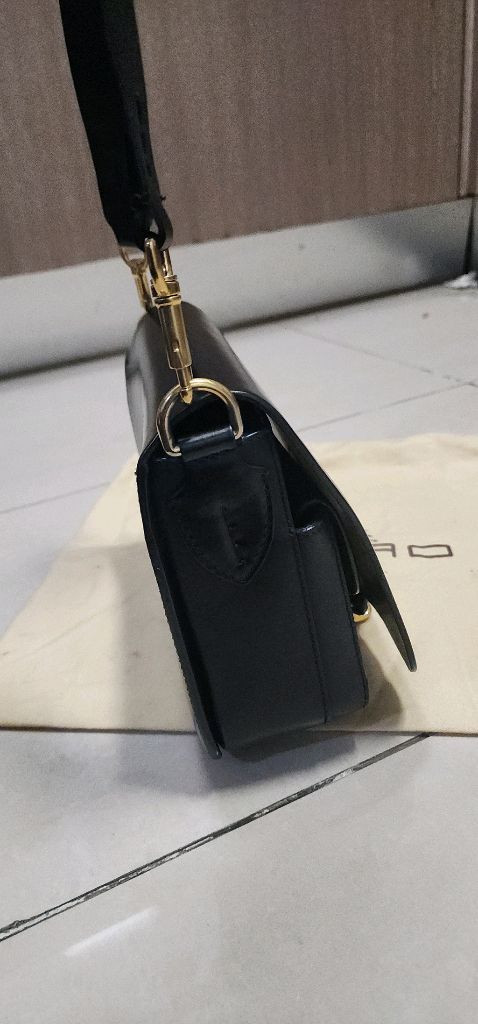 버버리 통가죽 플랩 크로스백--2