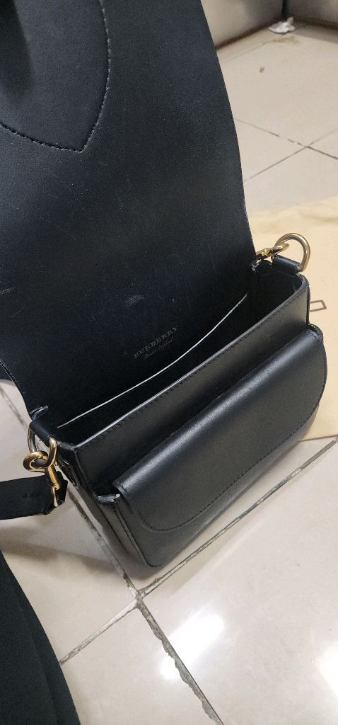 버버리 통가죽 플랩 크로스백--4