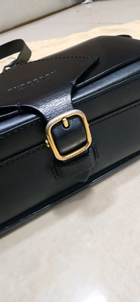 버버리 통가죽 플랩 크로스백--7