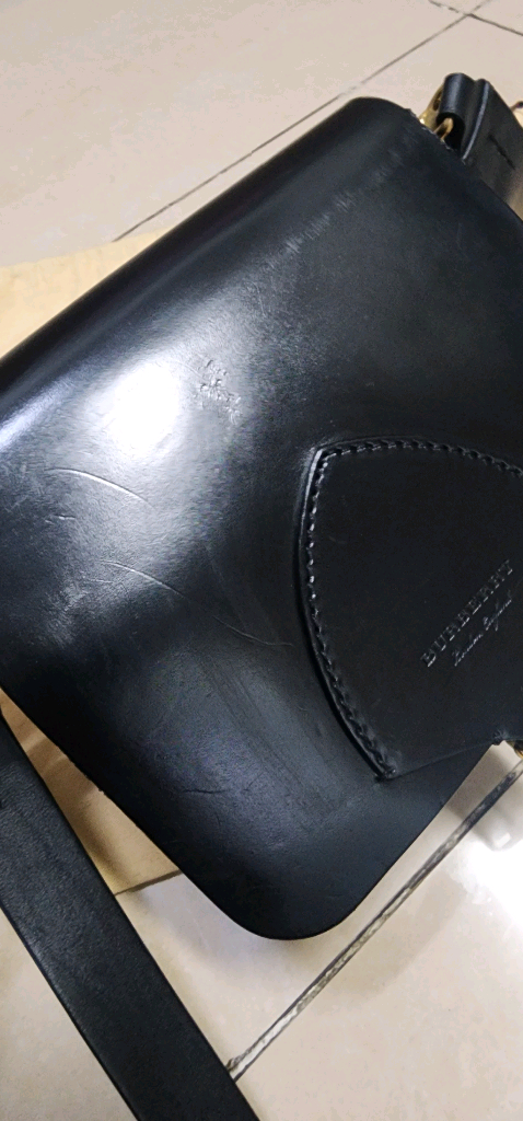 버버리 통가죽 플랩 크로스백--8