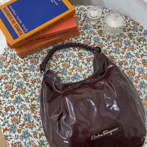 정품 페라가모 호보백 이미지