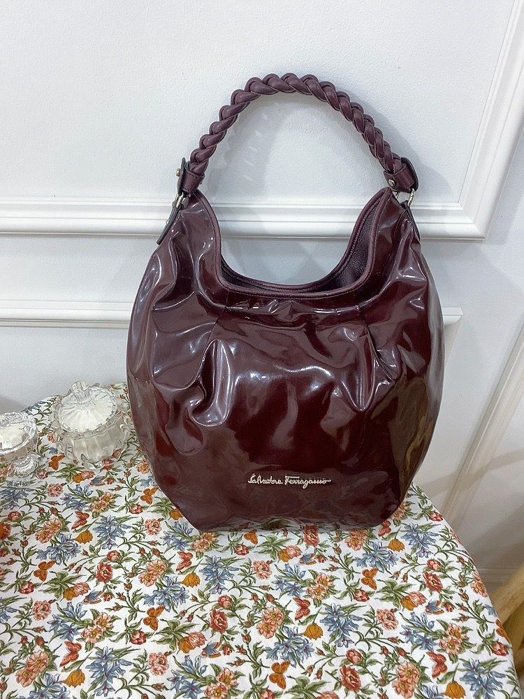 정품 페라가모 호보백 이미지