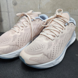 (240)데상트 정품 여성 윙스톰 경량 런닝화/240mm/상태우수