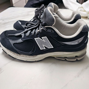 뉴발란스 2002R 블랙 245mm