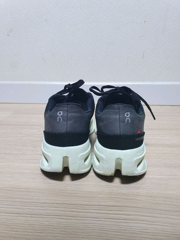 온러닝 클라우드 이클립스 러닝화 260 이미지