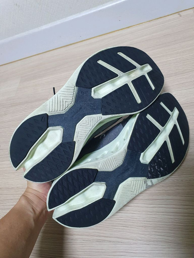 온러닝 클라우드 이클립스 러닝화 260 이미지