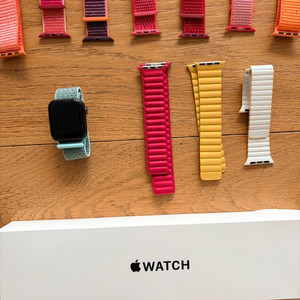 애플워치 SE 차콜 40mm 거의 새 거 배터리 성능 100프로! 밴드 18개 같이 드려요!