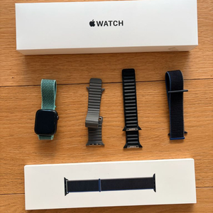 애플워치 SE 44mm 차콜 풀박스! 배터리 94프로 애플 정품 루프 포함 밴드 4개 같이 드려여