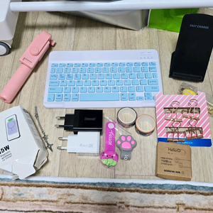 키보드 삼각대 셀카봉 충전기 등