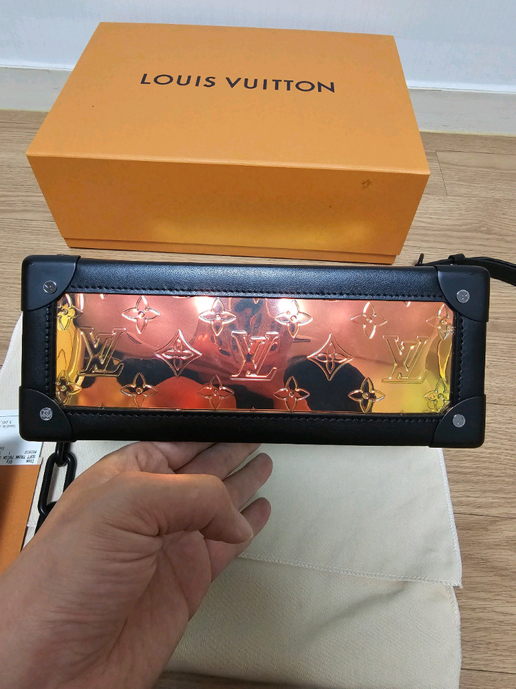 루이비통 모노그램 프리즘 소프트 트렁크 크로스백 버질 (새상품)--6