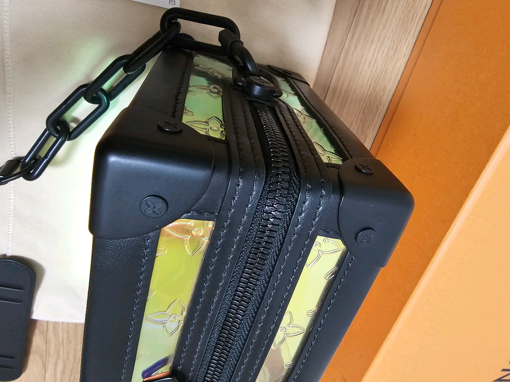 루이비통 모노그램 프리즘 소프트 트렁크 크로스백 버질 (새상품)--9