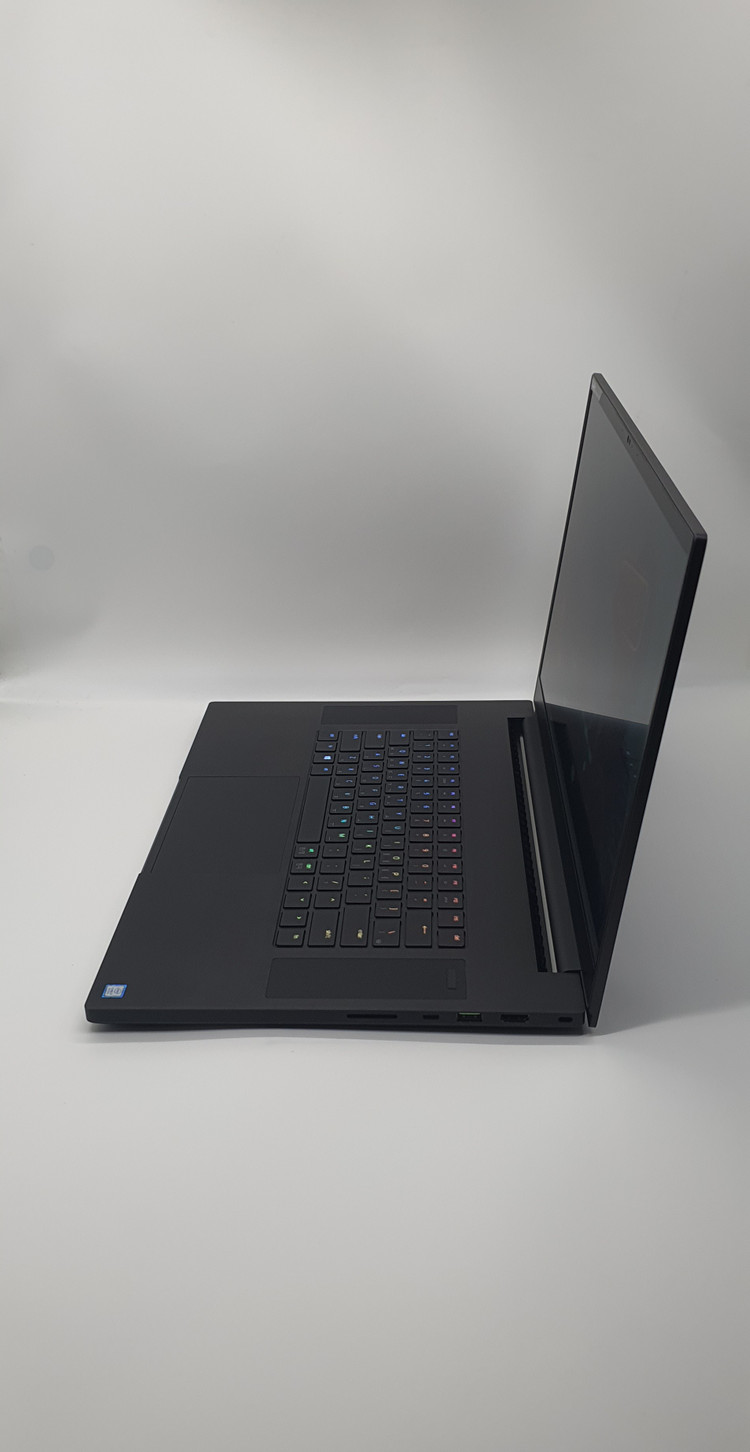 [최저가]레이저블레이드 17인치 게이밍노트북(i7-9th/2080/램32GB/SSD1TB)--3