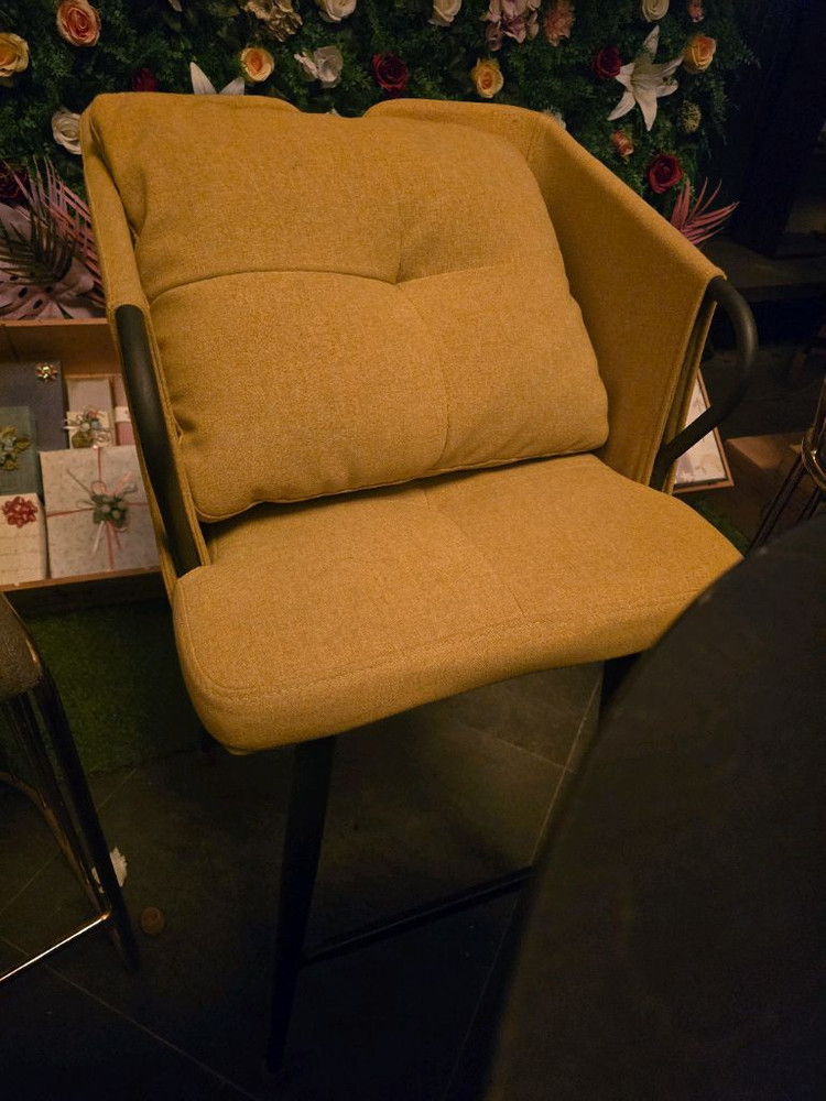 드럼통테이블1개과 바스툴의자2개--1