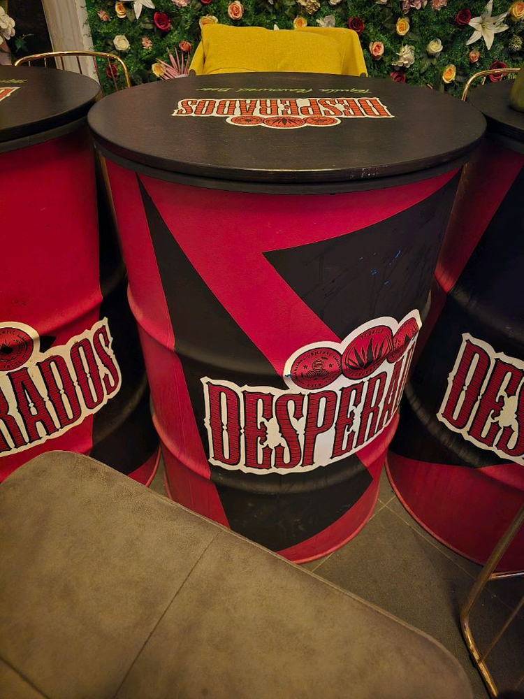 드럼통테이블1개과 바스툴의자2개--2